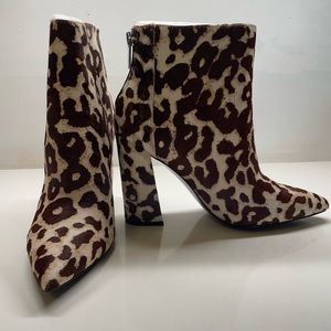 48. Charles David NEW size 6.5 Boots zip back
